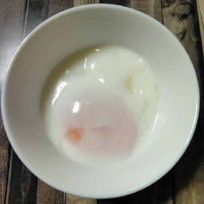 こんばんは☆普通の卵ですが、温泉卵食べたくて作りました♪
いつも失敗するので割るときドキドキしましたが…綺麗に出来ました♡レシピ感謝です(*´˘`*)